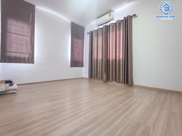 *****บ้านเดี่ยวมือสองย่านนนทบุรี ม.บ้านชิดลม บางกรวย-ไทรน้อย เนื้อที่กว้างขวางมากถึง 53.40 ตร.ว.  ฟังก์ชัน 3 ห้องนอน 3 ห้องน้ำ ที่จอดรถ 2 คัน แถมฟรี! เครื่องปรับอากาศ 4 เครื่อง โครงการตั้งบนทำเลเดินทางสะดวก ใกล้รถไฟฟ้าสายสีม่วง "สถานีคลองบางไผ่"